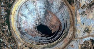 地球上で最も深い穴が発見された。その底に眠っていたものに多くの人が凍りつく